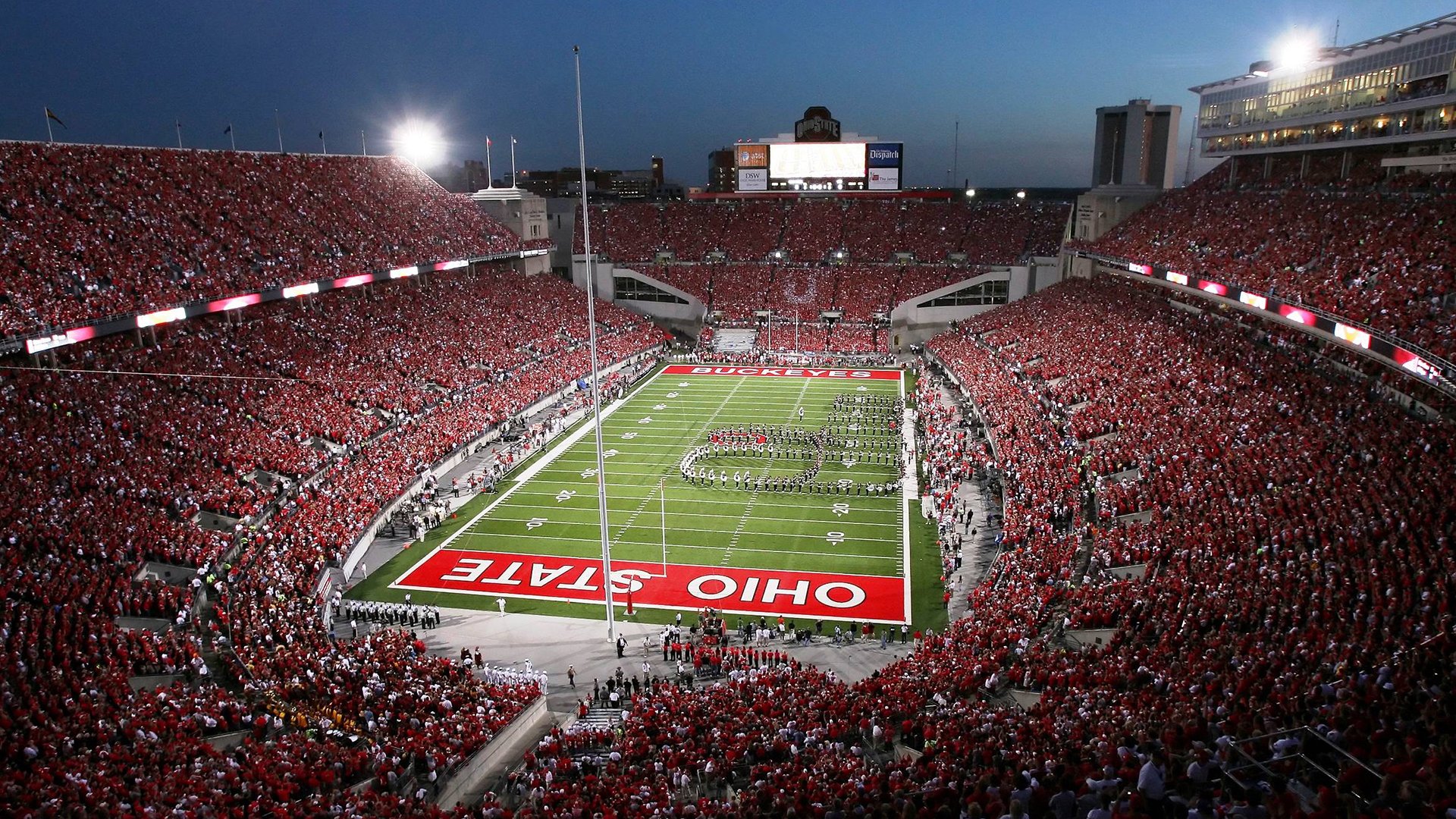 开云体育下载-银箭破空！汉密尔顿的绝对统治与法拉利的团队胜利，F1赛场再演冰与火之歌