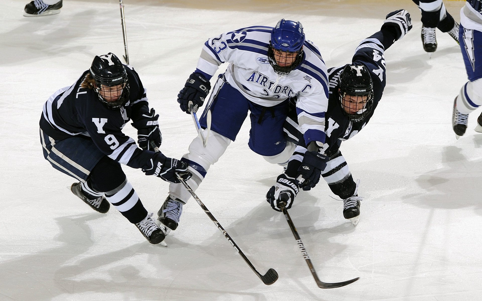 开云官网-马刺掀翻勇士，浓眉杀疯了！季后赛最疯狂一夜，谁敢说NBA没剧本？